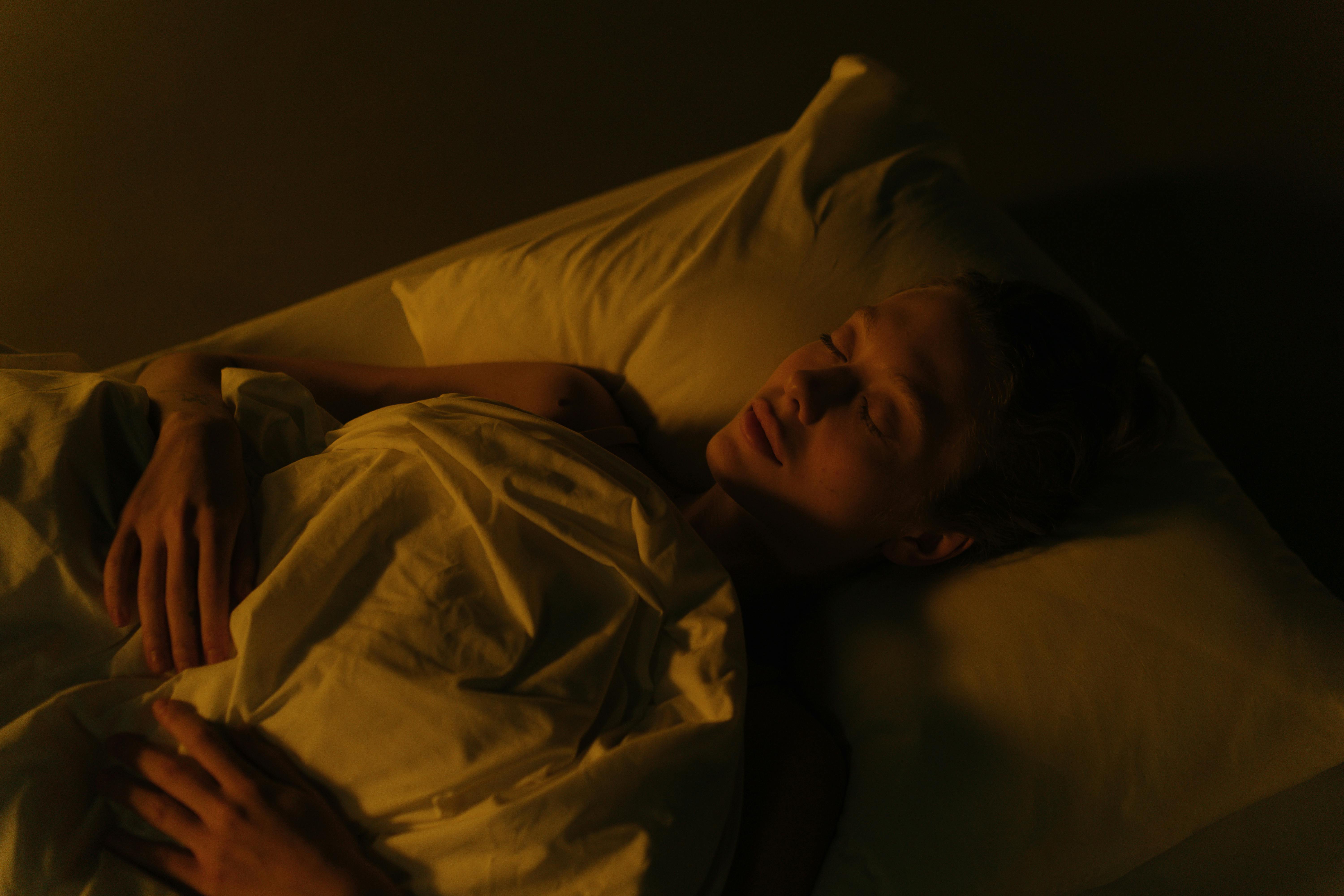 자다가 깜짝!! 가족을 놀라게 하는 잠꼬대 치료와 예방법